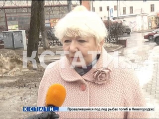 После сошествия снега, город буквально утопает в грязи