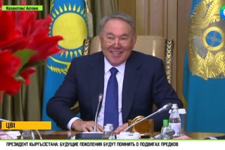 Главе Казахстана подарили букет президентов Назарбаевых