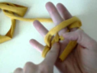 V and Co how to: jersey bracelet. Плетение на пальцах. Браслет.