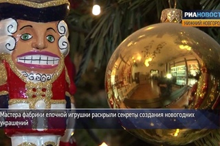 Как создается расписная елочная игрушка