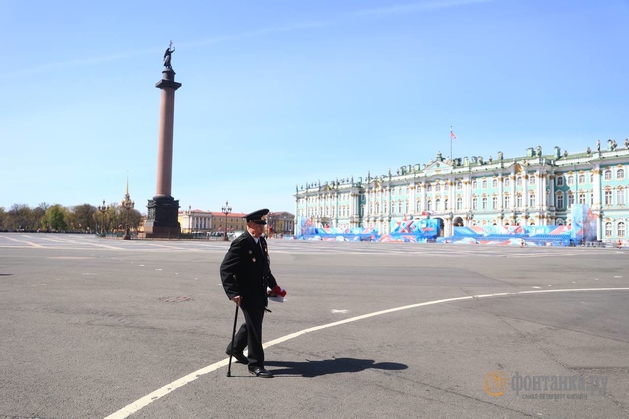 что находится на дворцовой площадь