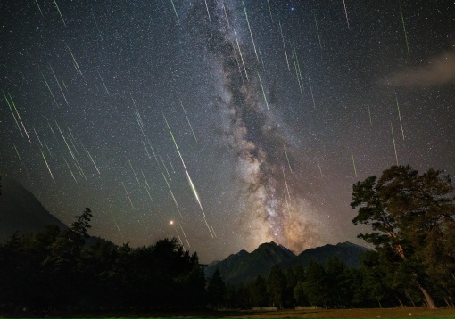 Знаете, где окажется Земля примерно через полтора месяца? В шлейфе кометы Свифта-Туттля! А это значит, что нас ждёт один из лучших