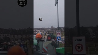 Le convoi de tracteurs parti d'Agen est de nouveau bloqu par les gendarmes prs d'Orleans