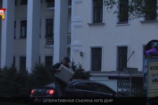 Подозреваемый в покушении на Захарченко, забирает батарею со взрывчаткой